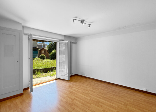 Spacious 7-Rooms Apartment with 151m² Living Area in Prime Location for 1.29M CHF