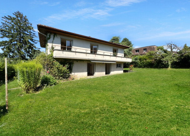 Spacious 7-Rooms Apartment with 151m² Living Area in Prime Location for 1.29M CHF