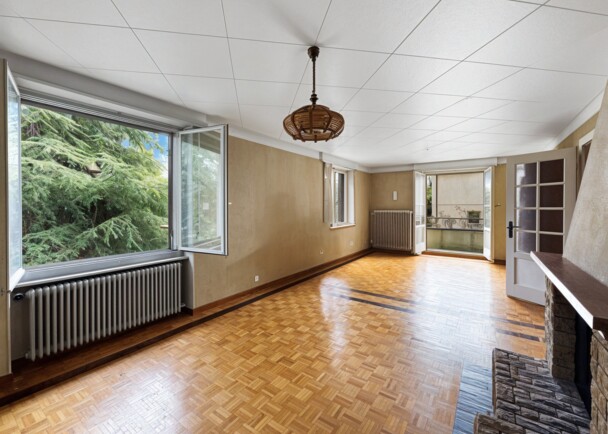 Spacious 7-Rooms Apartment with 151m² Living Area in Prime Location for 1.29M CHF