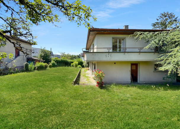 Spacious 7-Rooms Apartment with 151m² Living Area in Prime Location for 1.29M CHF